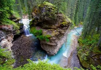 Majestuosidad Natural del Johnston Canyon: Un Sendero Hacia la Serenidad_galeria_3965