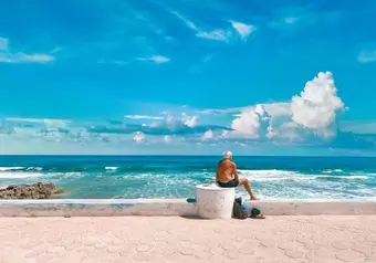 Punta Norte Isla Mujeres Viejo Observando el Mar