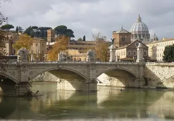 Vaticano a lo lejos desde el río