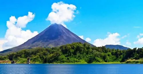 De la capital al Volcán Arenal