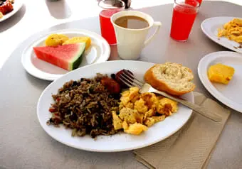 Desayuno tico